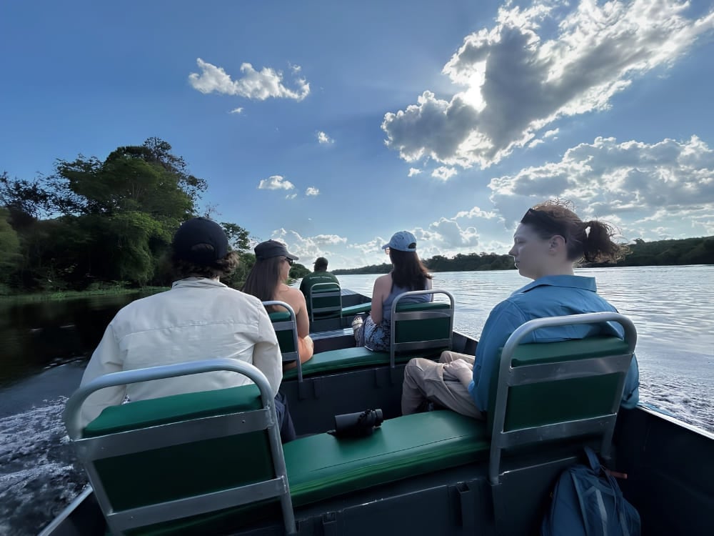 Viajeros en un paseo en barco por el Río Negro durante un tour de 3 días por el Amazonas desde Manaos