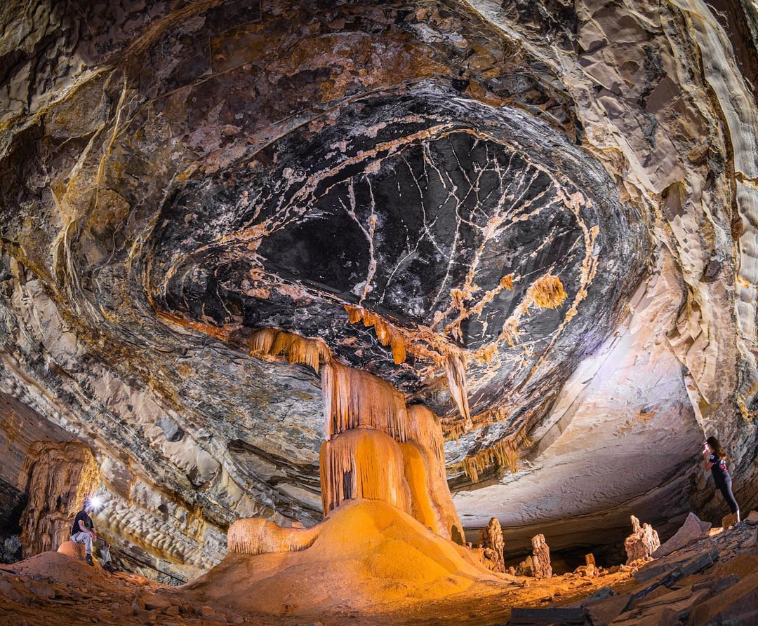 L'interno di una grande grotta illuminata, con un insieme notevole di antiche stalattiti e stalagmiti calcaree. L'interno di una grande grotta illuminata, con un insieme notevole di antiche stalattiti e stalagmiti calcaree.