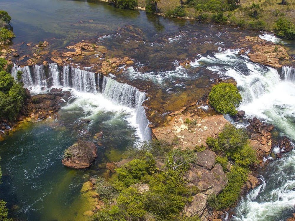 Una cascata potente precipita per 15 metri nel Parco Statale del Jalapão, in Brasile Una cascata potente precipita per 15 metri nel Parco Statale del Jalapão, in Brasile
