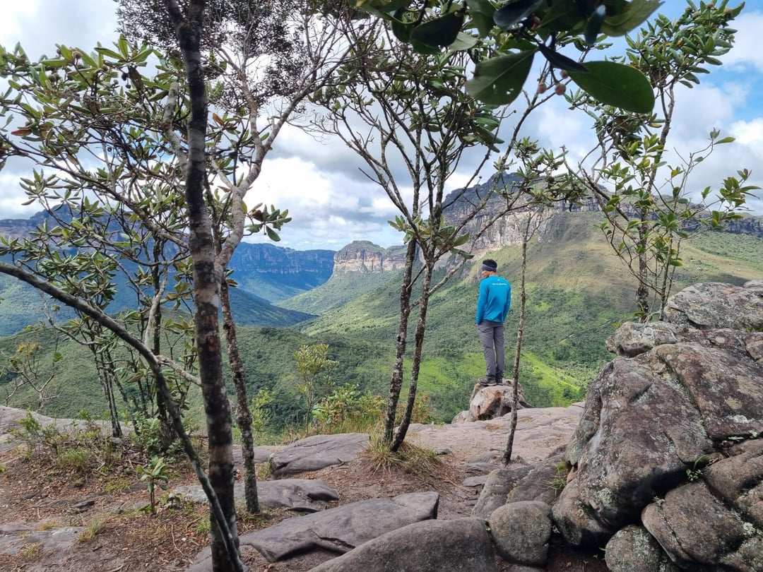 Wanderer auf einem steilen Bergpfad zwischen den Gipfeln der Chapada Diamantina Wanderer auf einem steilen Bergpfad zwischen den Gipfeln der Chapada Diamantina