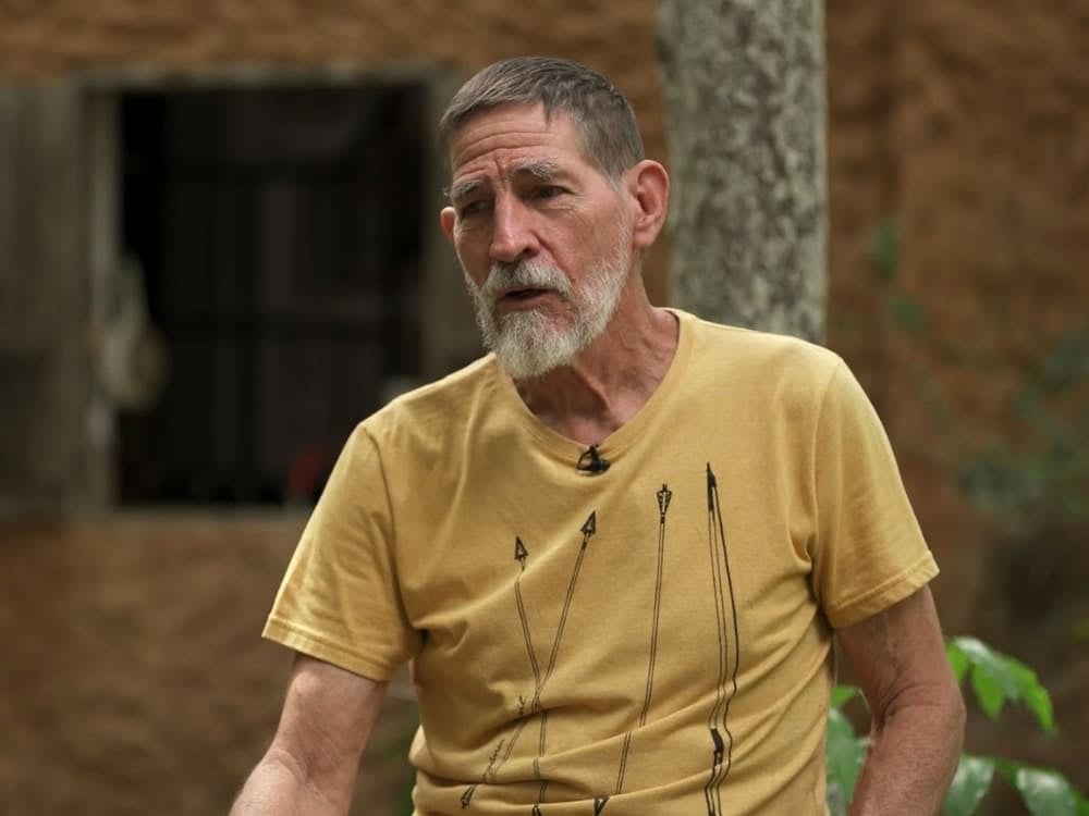 Il biologo statunitense Roy Funch, ex direttore e figura chiave nella creazione del Parco Nazionale Chapada Diamantina, mentre parla all'aperto. Il biologo statunitense Roy Funch, ex direttore e figura chiave nella creazione del Parco Nazionale Chapada Diamantina, mentre parla all'aperto.