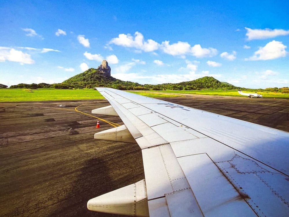 Vista dal finestrino di un aereo, con l'ala e il famoso Morro do Pico, durante l'arrivo a Fernando de Noronha. Vista dal finestrino di un aereo, con l'ala e il famoso Morro do Pico, durante l'arrivo a Fernando de Noronha.