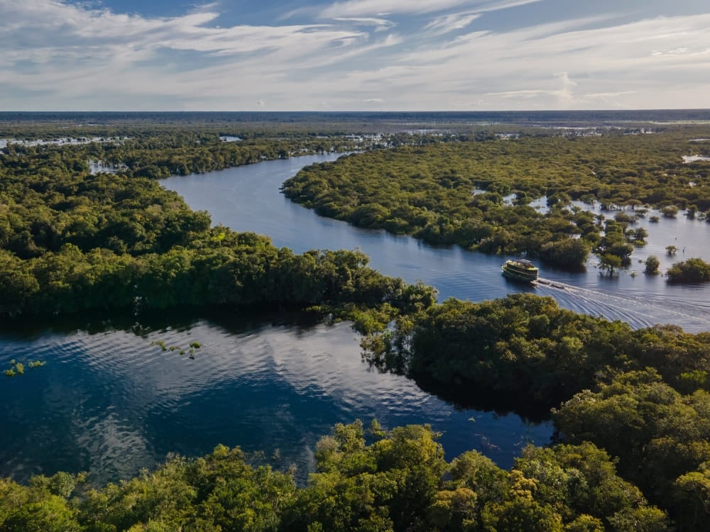 Veduta aerea di un fiume azzurro che serpeggia nel verde fitto della foresta amazzonica vicino a Manaus. Veduta aerea di un fiume azzurro che serpeggia nel verde fitto della foresta amazzonica vicino a Manaus.