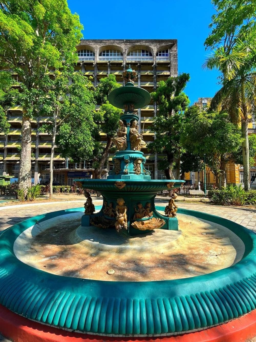 Fontana in ghisa verde in una piazza pubblica del centro storico di Manaus, circondata da alberi. Fontana in ghisa verde in una piazza pubblica del centro storico di Manaus, circondata da alberi.