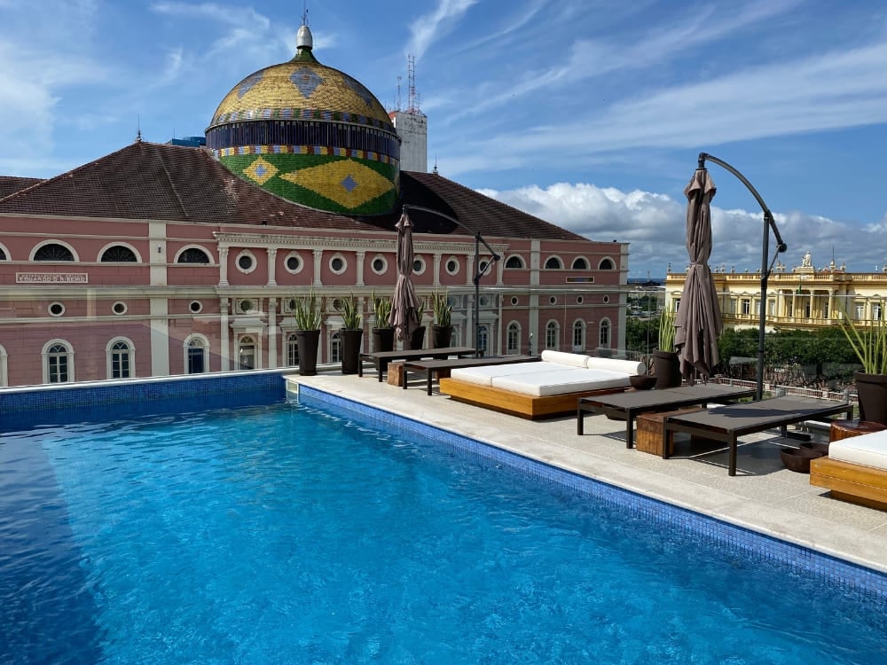 Piscina sul tetto del Juma Ópera Hotel, con vista diretta sulla cupola del Teatro Amazonas. Piscina sul tetto del Juma Ópera Hotel, con vista diretta sulla cupola del Teatro Amazonas.