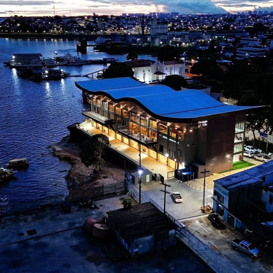 Nachtzicht van het verlichte Lúcia Almeida uitkijkpunt weerspiegeld in het rivierwater in Manaus. Nachtzicht van het verlichte Lúcia Almeida uitkijkpunt weerspiegeld in het rivierwater in Manaus.