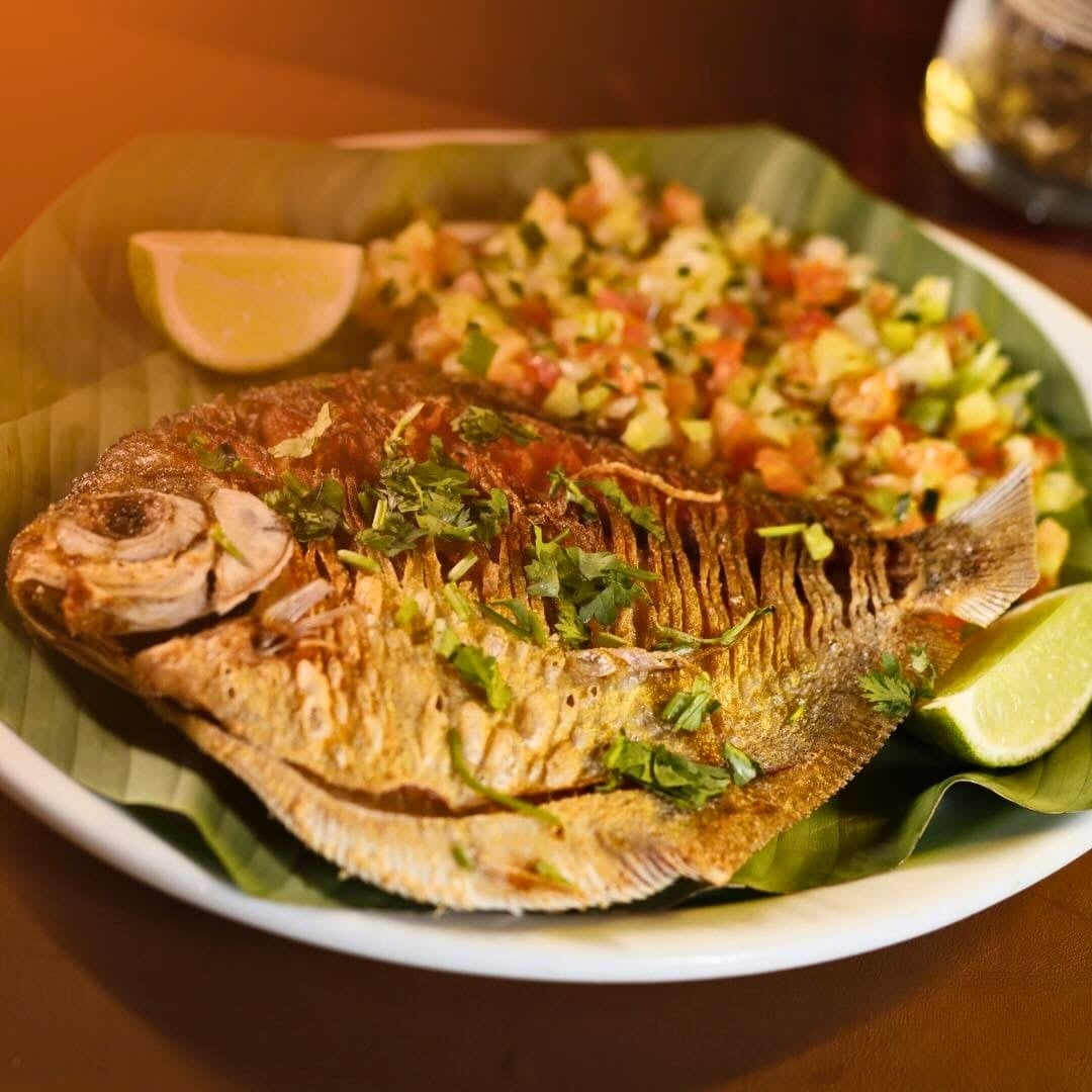 Tambaqui alla griglia servito intero su una foglia di banano, con vinaigrette e fette di lime. Tambaqui alla griglia servito intero su una foglia di banano, con vinaigrette e fette di lime.