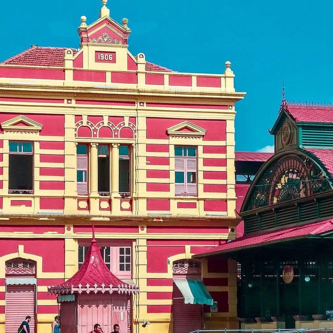 Facciata di un edificio coloniale storico rosso e rosa a Manaus, con l'architettura dell'epoca del boom della gomma. Facciata di un edificio coloniale storico rosso e rosa a Manaus, con l'architettura dell'epoca del boom della gomma.