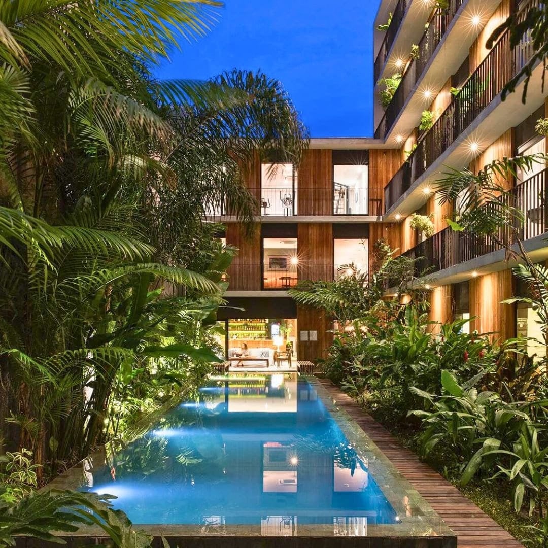 Piscina all'aperto circondata da giardini tropicali e dai balconi dell'Hotel Villa Amazonia. Piscina all'aperto circondata da giardini tropicali e dai balconi dell'Hotel Villa Amazonia.