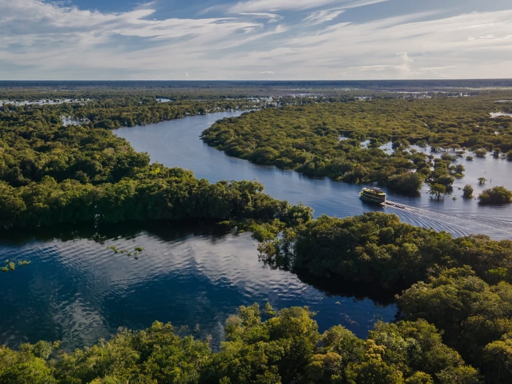 Veduta aerea di un fiume azzurro che serpeggia nella fitta vegetazione verde della foresta amazzonica, in Brasile. Veduta aerea di un fiume azzurro che serpeggia nella fitta vegetazione verde della foresta amazzonica, in Brasile.