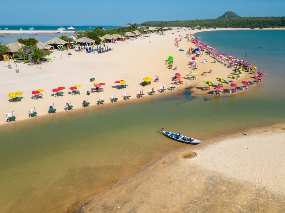 La spiaggia di sabbia bianca dell'Ilha do Amor che si allunga nelle acque limpide del fiume Tapajós, ad Alter do Chão. La spiaggia di sabbia bianca dell'Ilha do Amor che si allunga nelle acque limpide del fiume Tapajós, ad Alter do Chão.