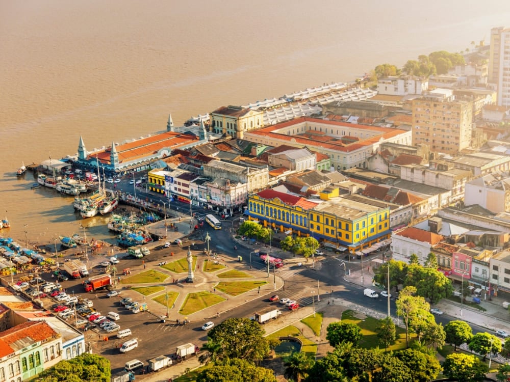 Veduta aerea dello storico mercato Ver-o-Peso e delle barche ormeggiate sul lungofiume di Belém do Pará. Veduta aerea dello storico mercato Ver-o-Peso e delle barche ormeggiate sul lungofiume di Belém do Pará.