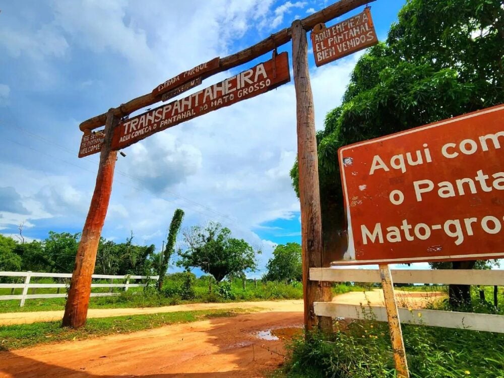 Un cancello di legno rustico segna l'ingresso alla Transpantaneira. È il punto di riferimento per chi sta capendo come arrivare al Pantanal dal lato del Pantanal nord. Un cancello di legno rustico segna l'ingresso alla Transpantaneira. È il punto di riferimento per chi sta capendo come arrivare al Pantanal dal lato del Pantanal nord.