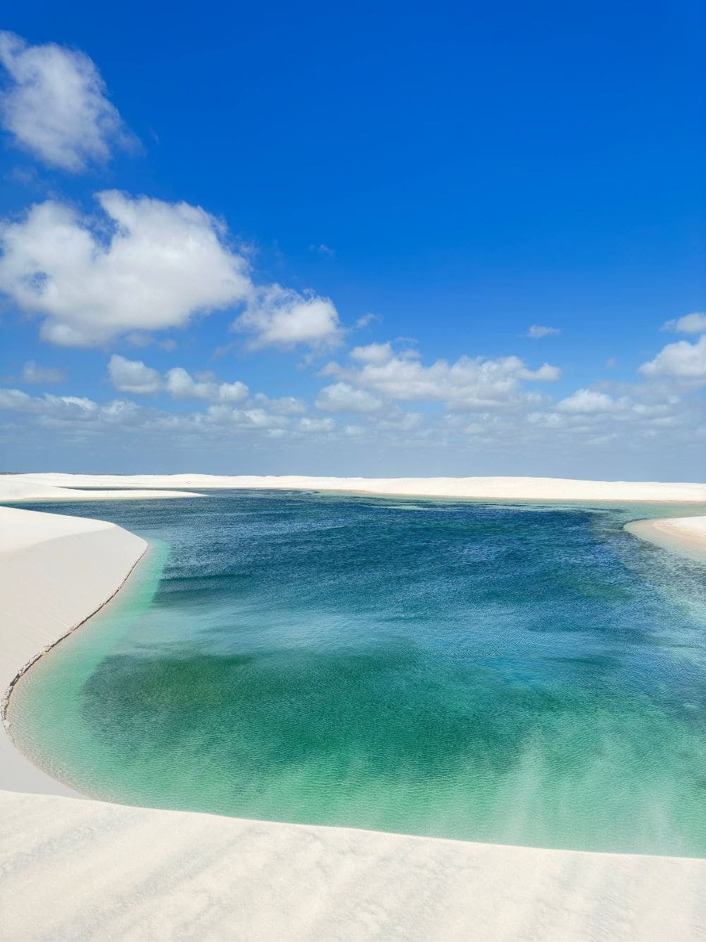 Una laguna turchese incontaminata tra le ampie dune di sabbia bianca vicino a Barreirinhas. Una laguna turchese incontaminata tra le ampie dune di sabbia bianca vicino a Barreirinhas.