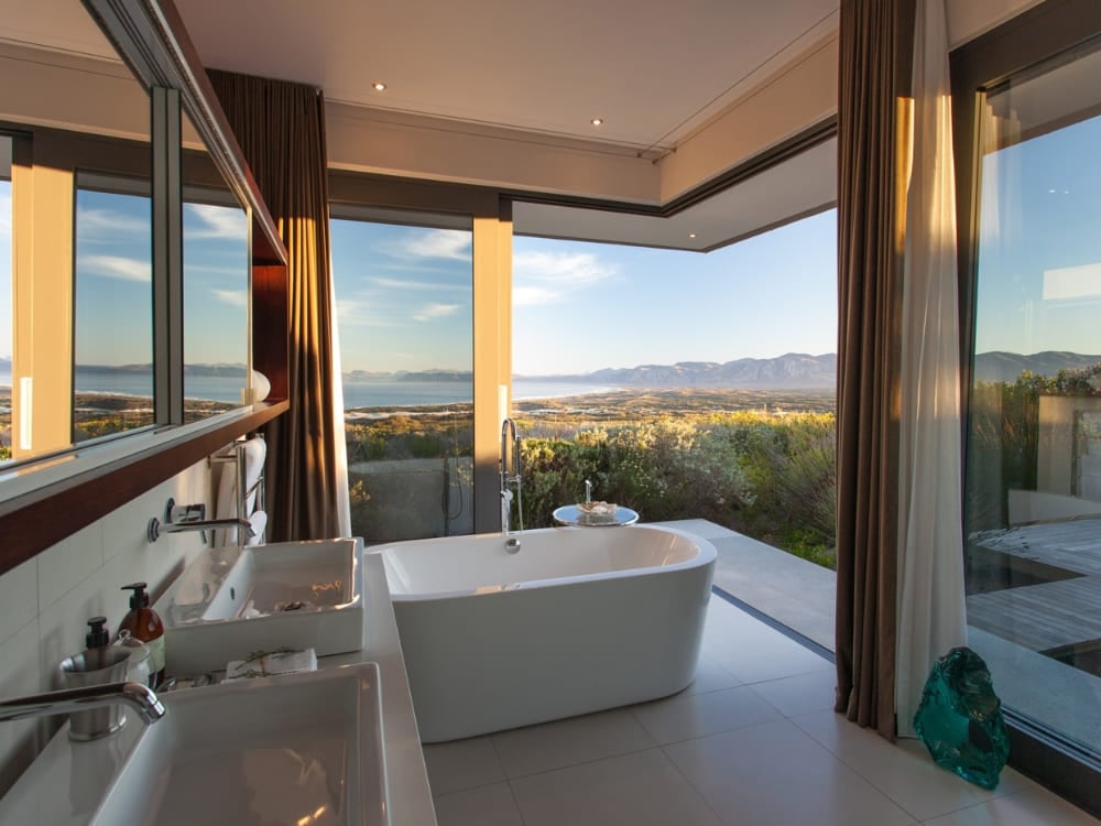 Bagno elegante dell'ecolodge nella riserva di Grootbos, in Sudafrica Bagno elegante dell'ecolodge nella riserva di Grootbos, in Sudafrica