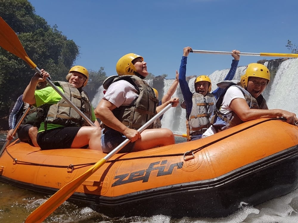 Aventureiros praticam rafting nas corredeiras do Jalapão durante uma expedição de ecoturismo Aventureiros praticam rafting nas corredeiras do Jalapão durante uma expedição de ecoturismo