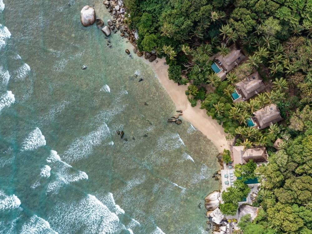 Onde che arrivano sulla riva di Nikoi Island, in Indonesia Onde che arrivano sulla riva di Nikoi Island, in Indonesia