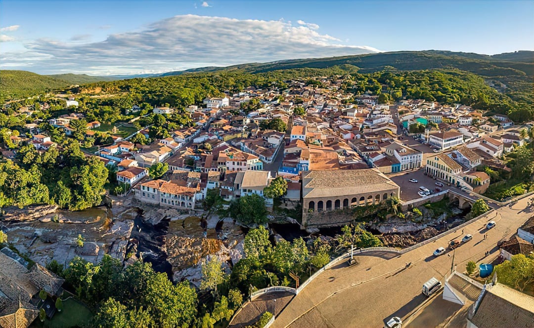 Veduta aerea di Lençóis con le case coloniali del XIX secolo, i ponti di pietra e il fiume che attraversa il paese. Veduta aerea di Lençóis con le case coloniali del XIX secolo, i ponti di pietra e il fiume che attraversa il paese.