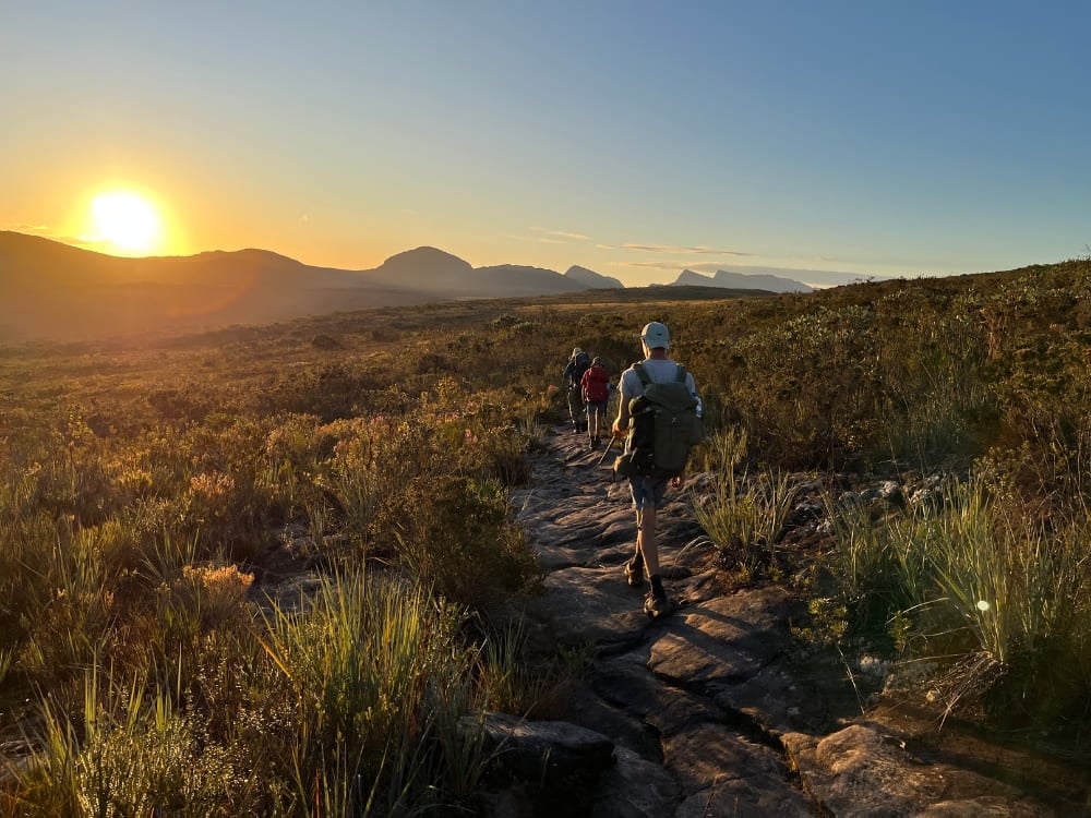 Escursionisti camminano su un sentiero roccioso al tramonto nel Parco Nazionale Chapada Diamantina. Escursionisti camminano su un sentiero roccioso al tramonto nel Parco Nazionale Chapada Diamantina.