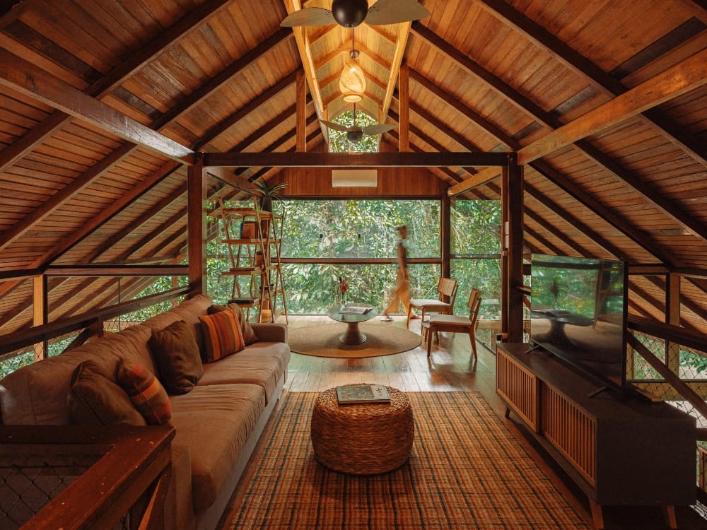 Interno accogliente e rustico di un bungalow in legno in un ecolodge amazzonico, con una zona giorno confortevole e vista sulla foresta. Interno accogliente e rustico di un bungalow in legno in un ecolodge amazzonico, con una zona giorno confortevole e vista sulla foresta.