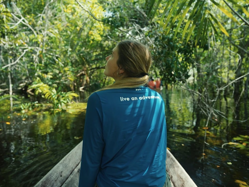 Un voyageur explore les forêts inondées de la forêt amazonienne en canoë lors de la saison des hautes eaux pour son inoubliable voyage au Brésil. Un voyageur explore les forêts inondées de la forêt amazonienne en canoë lors de la saison des hautes eaux pour son inoubliable voyage au Brésil.
