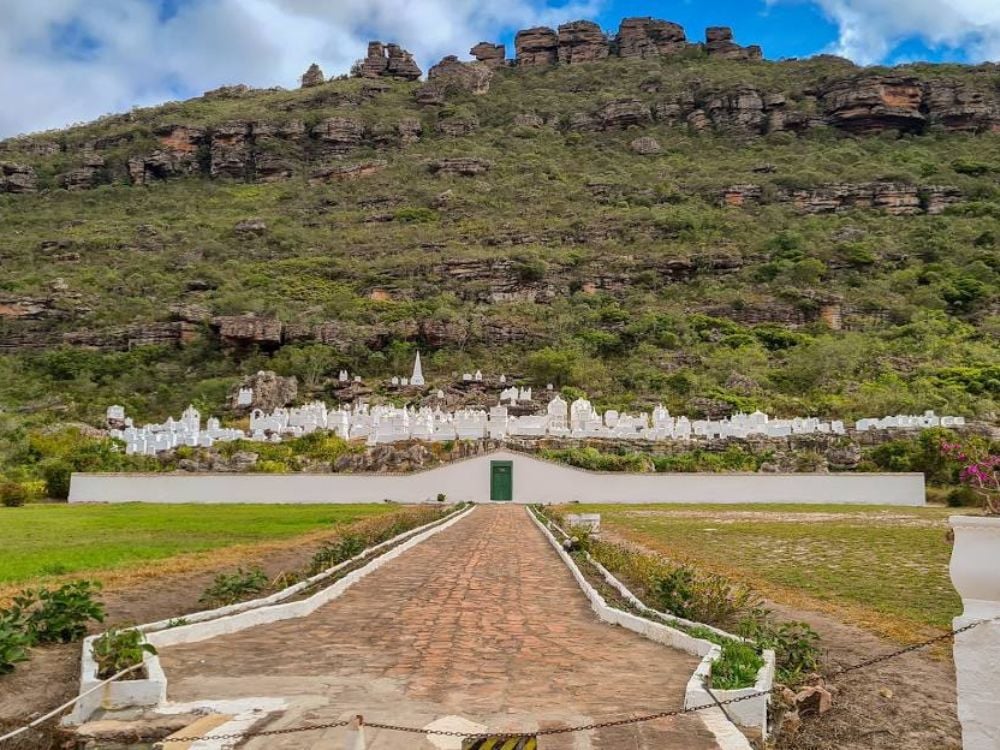 Lapidi bianchissime dello storico Cimitero Bizantino, costruito sul fianco roccioso e verde della montagna a Mucugê. Lapidi bianchissime dello storico Cimitero Bizantino, costruito sul fianco roccioso e verde della montagna a Mucugê.