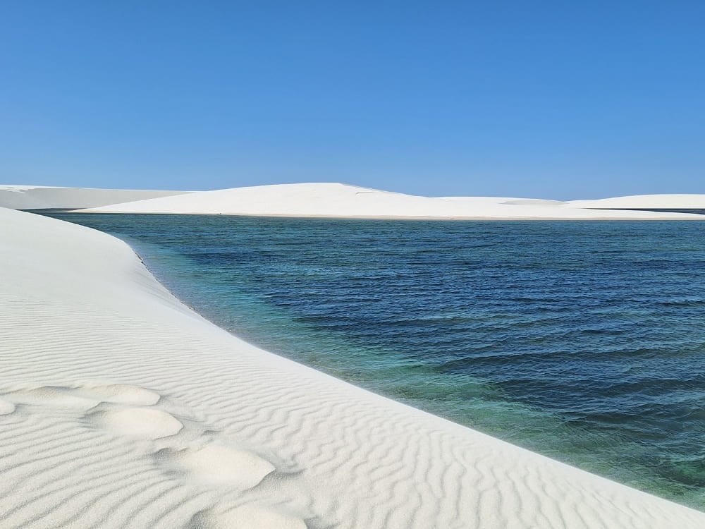 Lagunes d'eau douce turquoise nichées entre de vastes dunes de sable blanc dans le parc national des Lençóis Maranhenses. Lagunes d'eau douce turquoise nichées entre de vastes dunes de sable blanc dans le parc national des Lençóis Maranhenses.