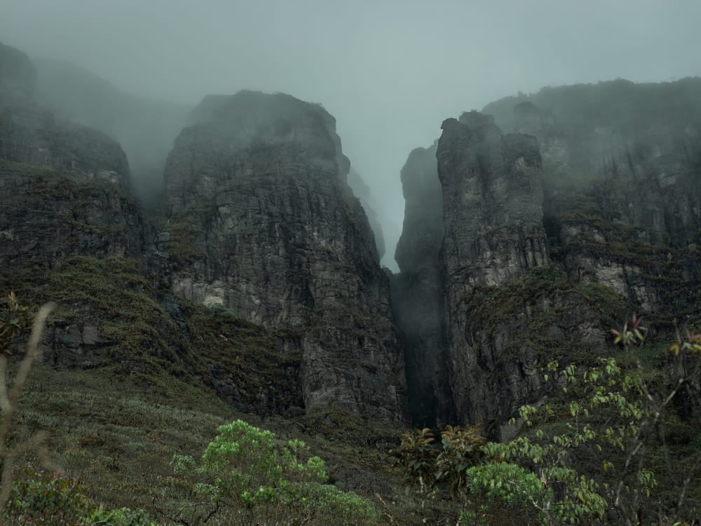 Les falaises sombres et rocheuses du Pico da Neblina, le plus haut sommet du Brésil, enveloppées de brume dans la Forêt Amazonienne. Les falaises sombres et rocheuses du Pico da Neblina, le plus haut sommet du Brésil, enveloppées de brume dans la Forêt Amazonienne.