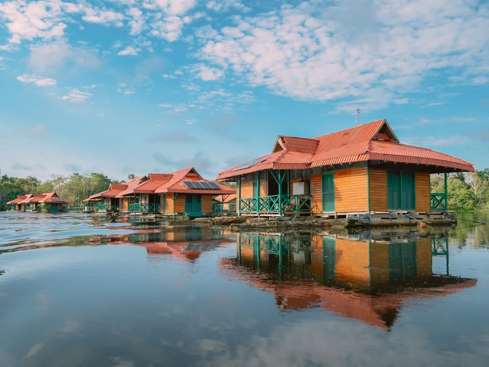 I bungalow galleggianti dell'Uakari Lodge posati sulle acque scure del fiume, una meta particolare per l'ecoturismo in Brasile. I bungalow galleggianti dell'Uakari Lodge posati sulle acque scure del fiume, una meta particolare per l'ecoturismo in Brasile.