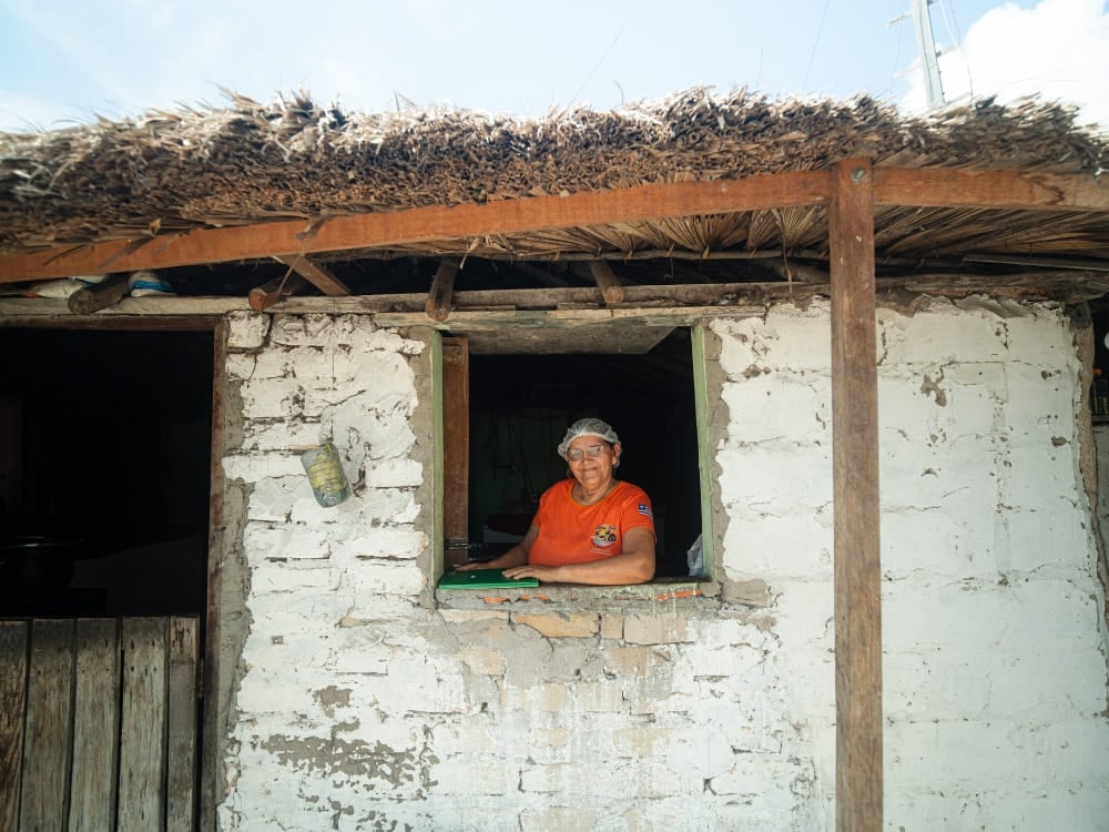 Dona Dete in posa per una foto in una casa nei Lençóis Maranhenses Dona Dete in posa per una foto in una casa nei Lençóis Maranhenses