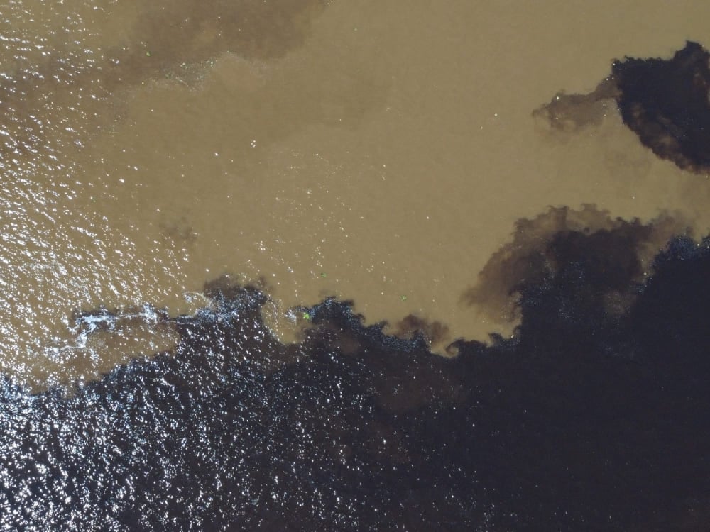 Le acque scure del Rio Negro e le acque sabbiose del Rio Solimões scorrono affiancate senza mescolarsi durante un'escursione in barca in Amazzonia. Le acque scure del Rio Negro e le acque sabbiose del Rio Solimões scorrono affiancate senza mescolarsi durante un'escursione in barca in Amazzonia.