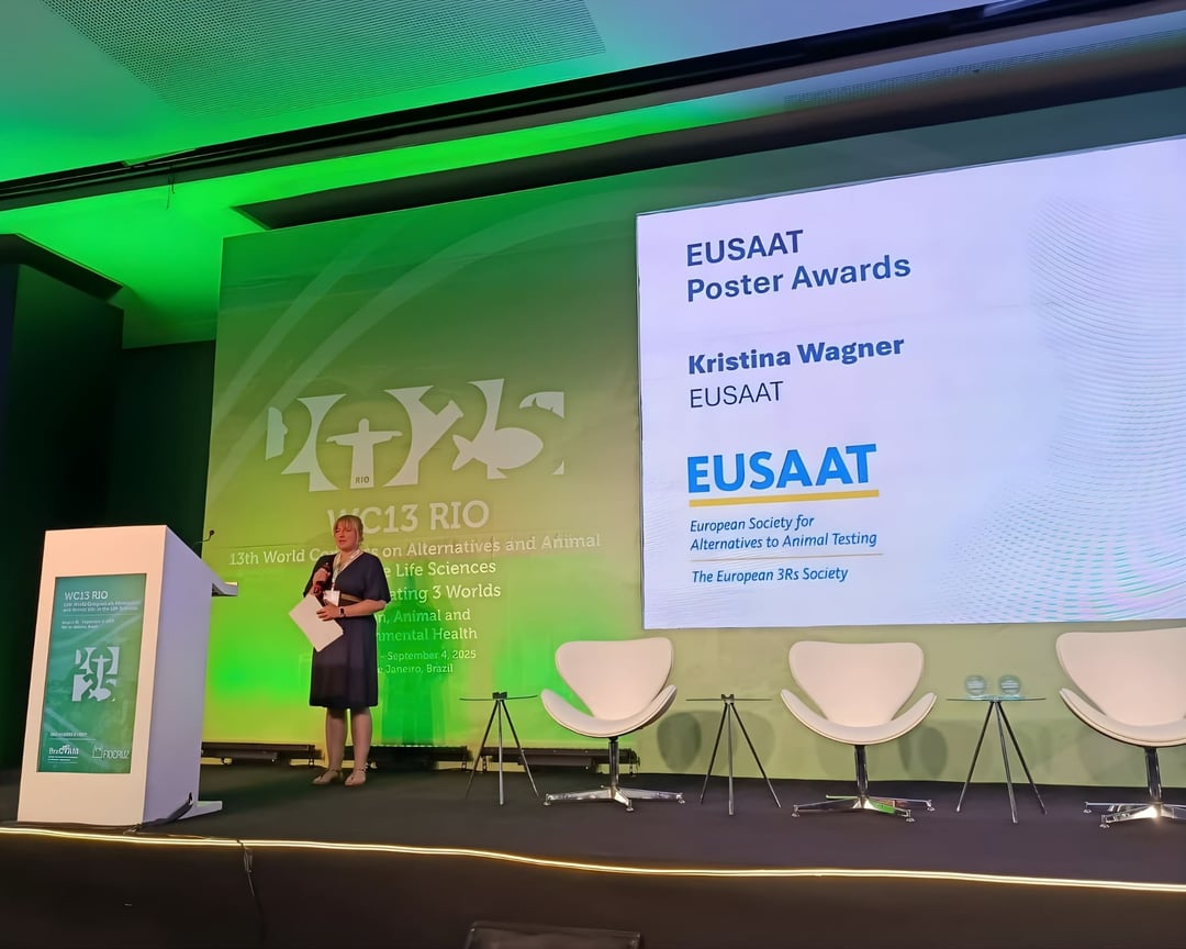 La biologa Kristina Wagner sul palco durante la sua presentazione al convegno scientifico EUSAAT di Rio de Janeiro, prima della sua avventura di ecoturismo in Brasile. La biologa Kristina Wagner sul palco durante la sua presentazione al convegno scientifico EUSAAT di Rio de Janeiro, prima della sua avventura di ecoturismo in Brasile.