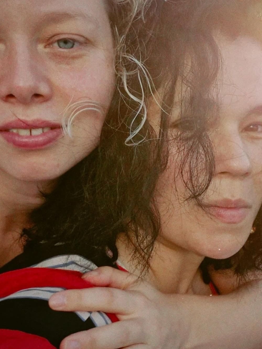 La scrittrice freelance britannica Emma e Jamille, che viene dal Brasile e con cui fa coppia, sorridono insieme durante una crociera fluviale in Amazzonia. La scrittrice freelance britannica Emma e Jamille, che viene dal Brasile e con cui fa coppia, sorridono insieme durante una crociera fluviale in Amazzonia.