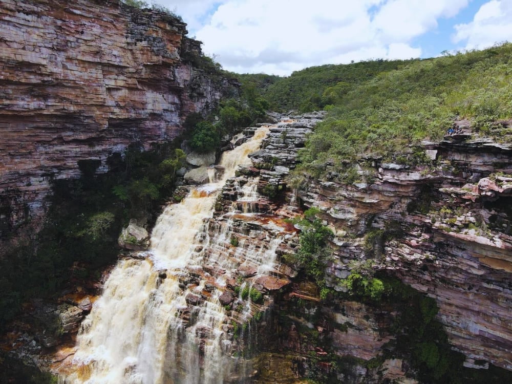La cascata Encantada, alta 230 metri, precipita su gradoni di roccia piatta dentro un canyon profondo vicino a Itaetê. La cascata Encantada, alta 230 metri, precipita su gradoni di roccia piatta dentro un canyon profondo vicino a Itaetê.