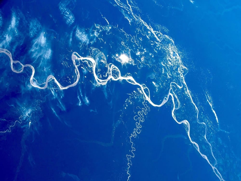 Vista por satélite desde el espacio que muestra el extenso trazado sinuoso del río Amazonas. Vista por satélite desde el espacio que muestra el extenso trazado sinuoso del río Amazonas.