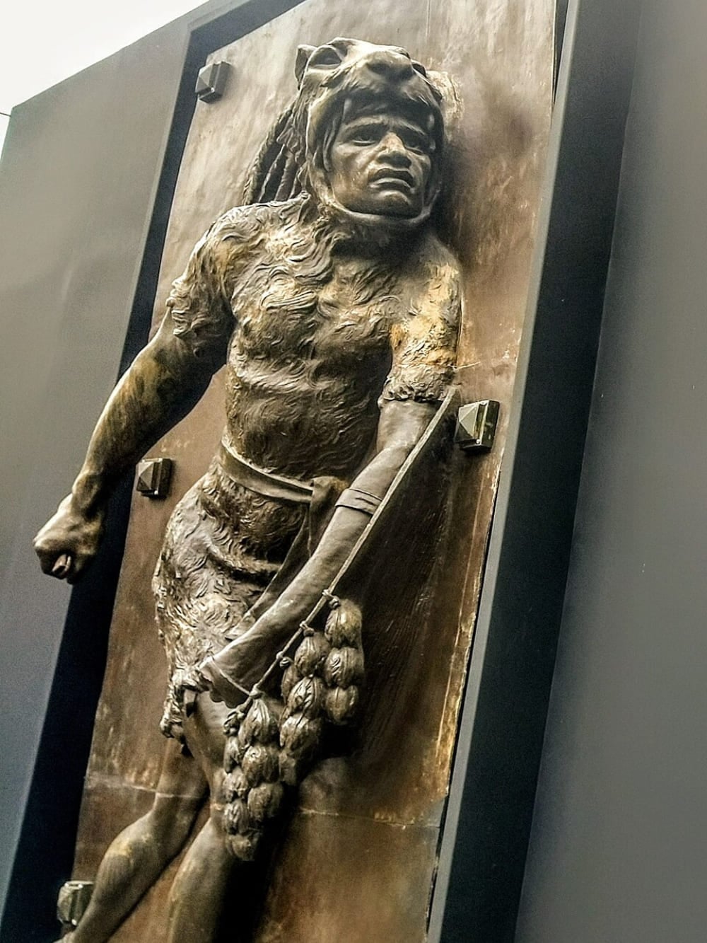 Un bassorilievo in bronzo di Jesús Fructuoso Contreras che raffigura Cacamatzin con una pelle di giaguaro, in veste di guerriero. Un bassorilievo in bronzo di Jesús Fructuoso Contreras che raffigura Cacamatzin con una pelle di giaguaro, in veste di guerriero.