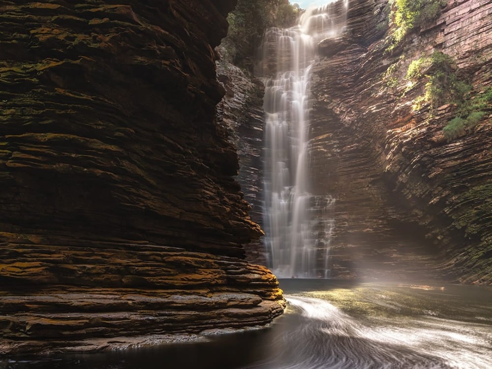 La cascata do Buracão scende per 85 metri dentro un canyon stretto dalle pareti stratificate e finisce in una piscina naturale scura. La cascata do Buracão scende per 85 metri dentro un canyon stretto dalle pareti stratificate e finisce in una piscina naturale scura.