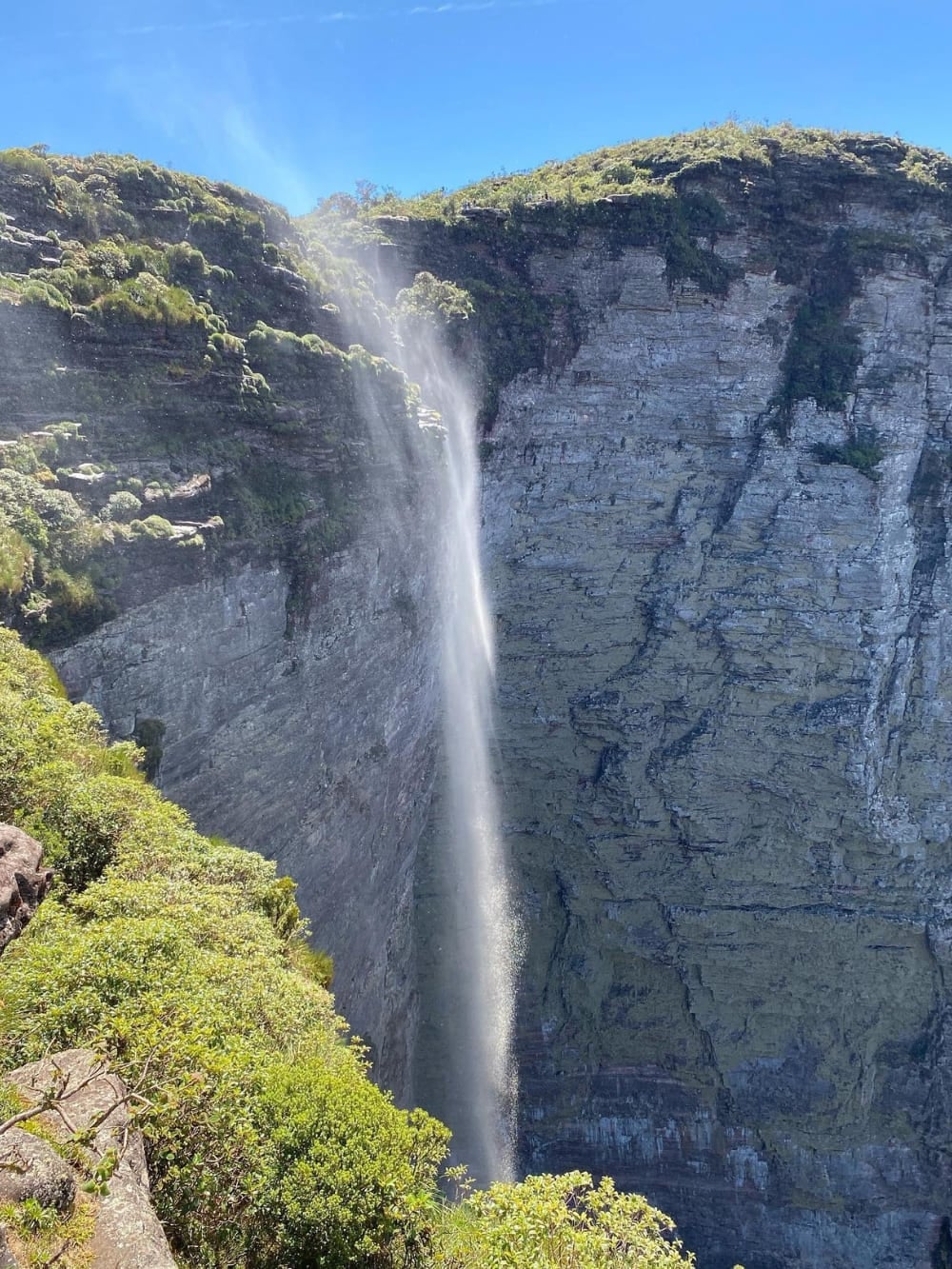 La cascata da Fumaça, alta 340 metri, scende lungo una parete verticale e la sua acqua si trasforma in nebbia prima di toccare il fondo. La cascata da Fumaça, alta 340 metri, scende lungo una parete verticale e la sua acqua si trasforma in nebbia prima di toccare il fondo.