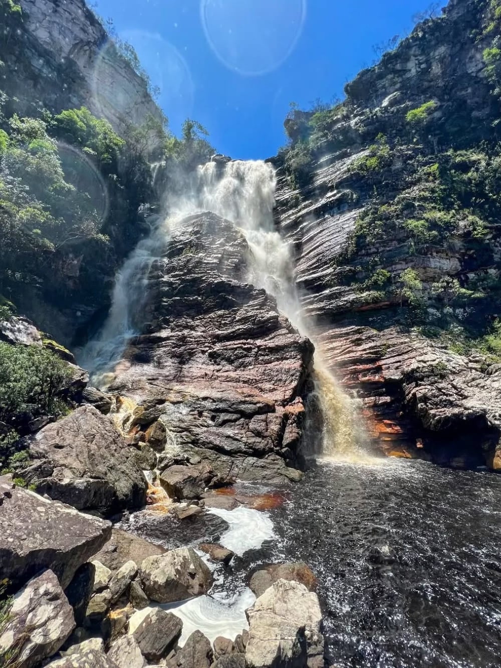 L'alta cascata do Samuel scende lungo pareti di roccia enormi in una pozza scura, circondata da foresta fitta vicino ad Andaraí. L'alta cascata do Samuel scende lungo pareti di roccia enormi in una pozza scura, circondata da foresta fitta vicino ad Andaraí.