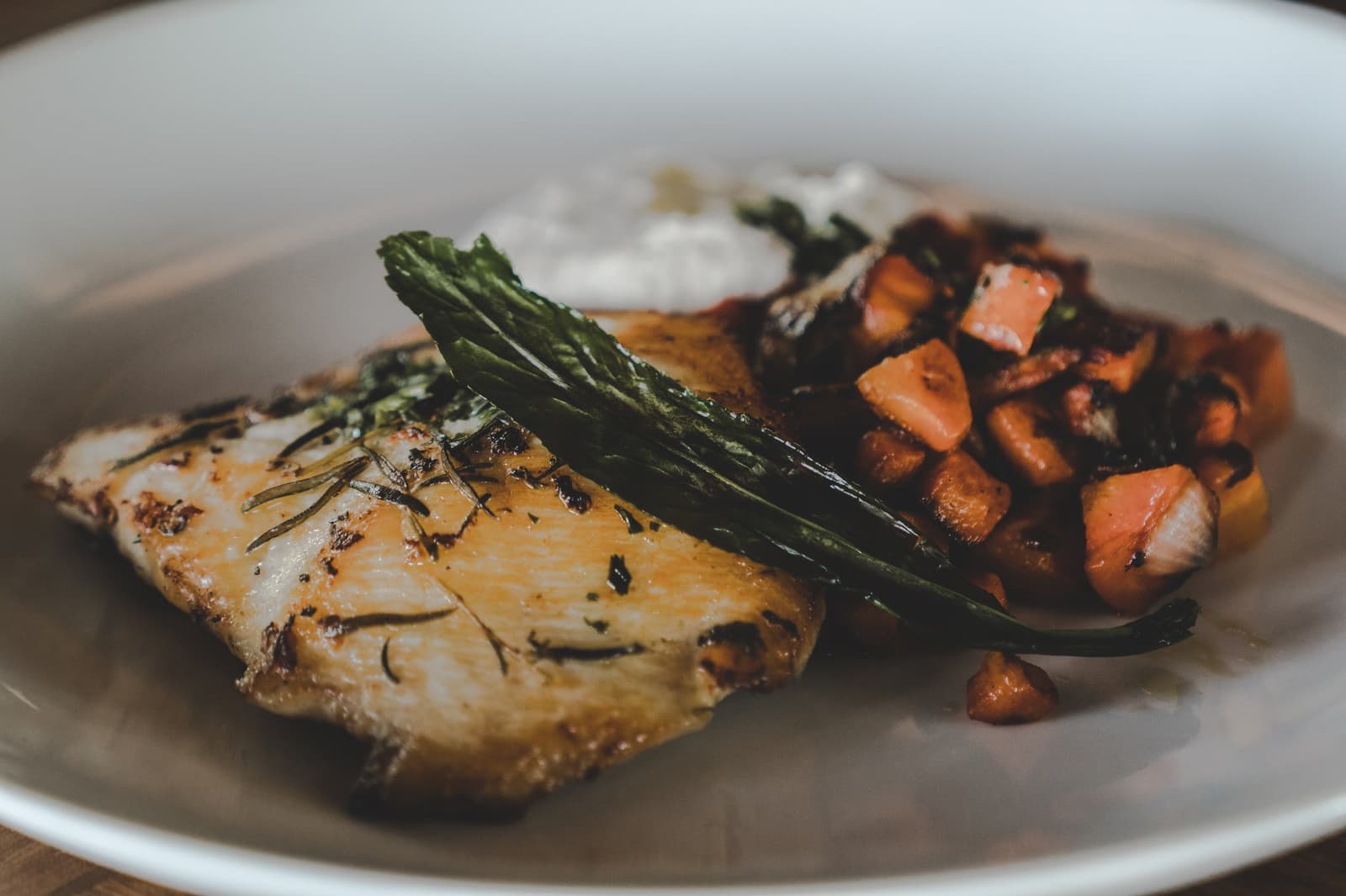 Frische Zutaten, echte Küche, so schmeckt der Amazonas von innen. Gegrilltes Fischfilet mit Kräuterkruste, sautiertem Süßkartoffelwürfel und gebratenem Blattgemüse im Lodge-Restaurant des Mirante do Gavião