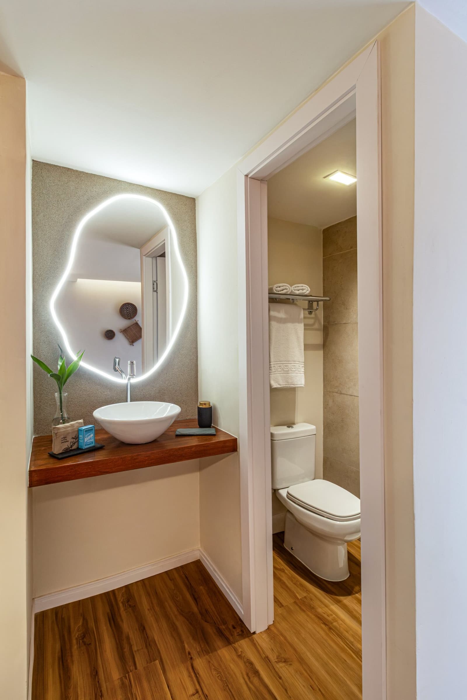 Clean lines and warm wood, even this deep in the jungle. Photo: STUDIO CREATE Photo 5