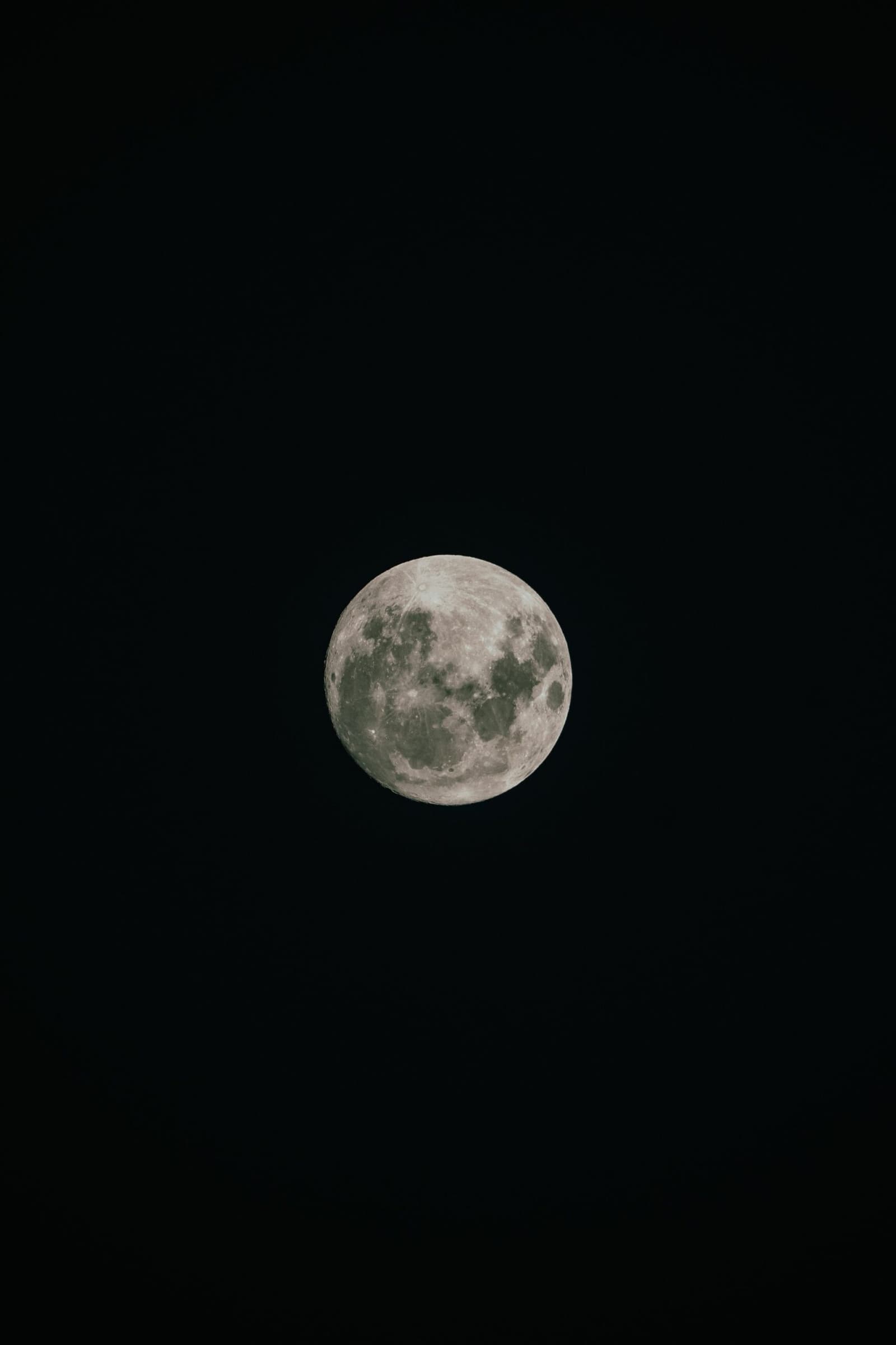 Keine Straßenlaternen, kein Handynetz, nur der Mond. Ein Vollmond mit deutlich sichtbaren Kratern leuchtet vor einem vollkommen dunklen Nachthimmel auf der Tucano-Amazonas-Flusskreuzfahrt