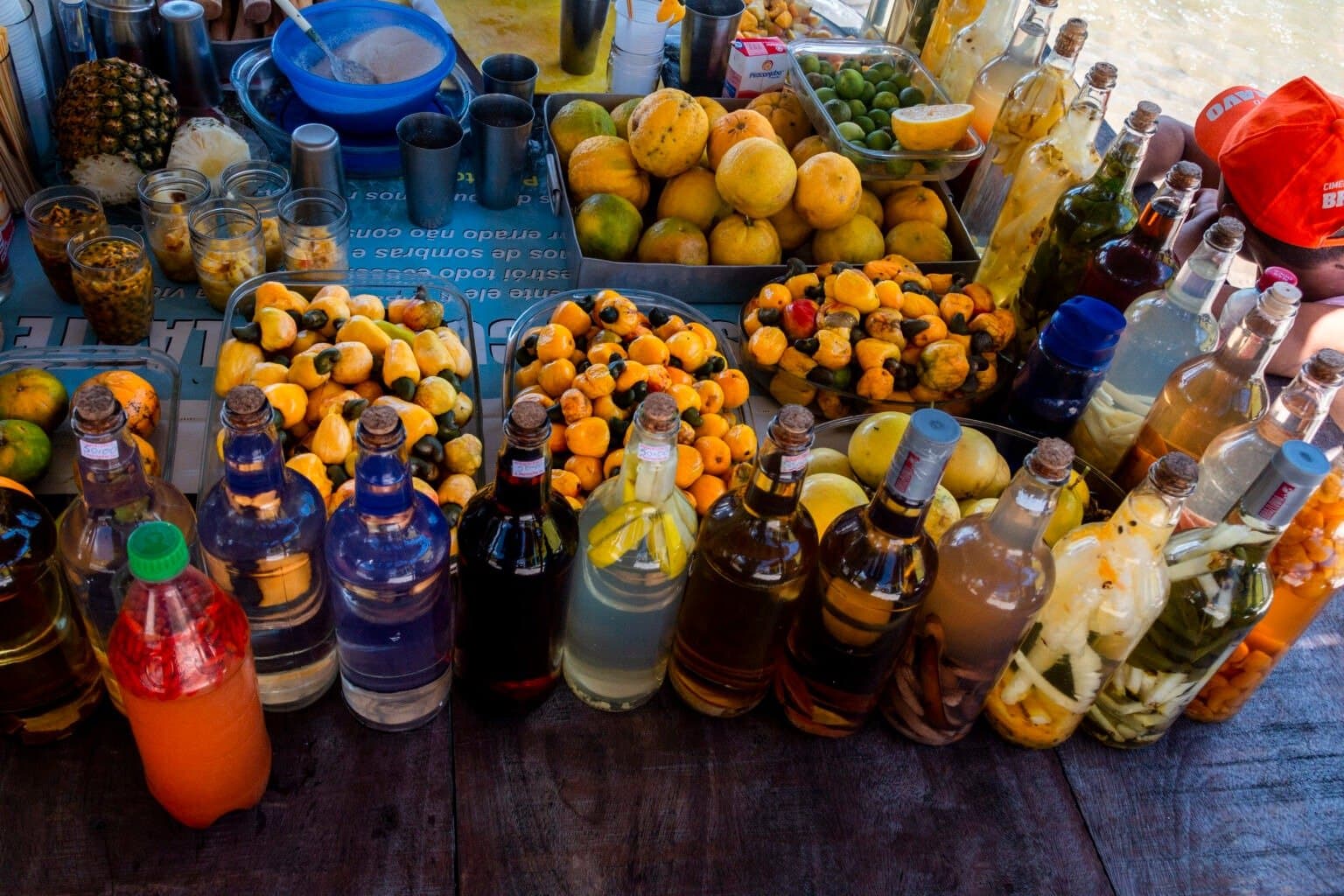 Nimm eine Flasche, irgendeine. Die Einheimischen haben viel Zeit in diese Rezepte gesteckt. Ein Marktstand voller frischer Cashewfrüchte, tropischer Zitrusfrüchte und selbst gemachter bunter Aufgesetzter — typische lokale Küche entlang des Lençóis Maranhenses Full Itinerary