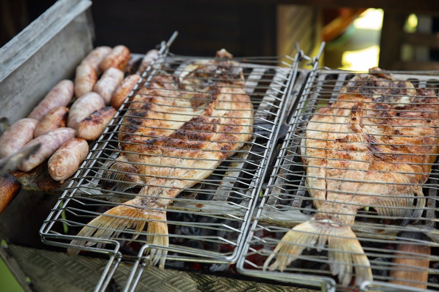 Frisch gefangen, direkt auf den Grill. So soll das sein. Ganze Fische und Würste auf Drahtrosten über Holzkohle gegrillt – das traditionelle Mittagessen beim Ausflug durch den Anavilhanas-Archipel