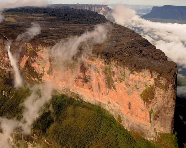 Cosa c’è in cima al Monte Roraima? Cosa c’è in cima al Monte Roraima?