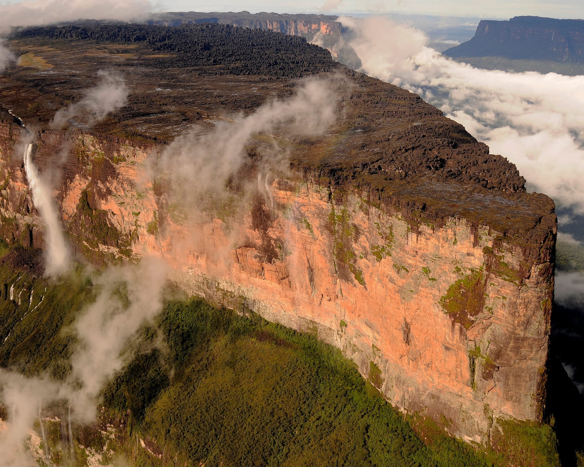 Cosa c’è in cima al Monte Roraima? Cosa c’è in cima al Monte Roraima?