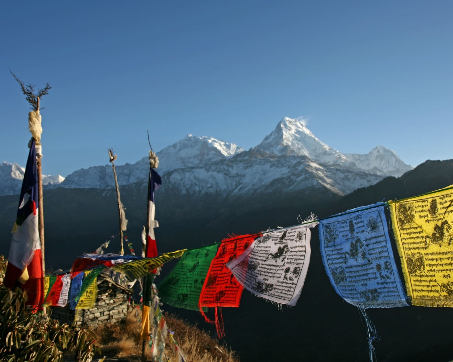 Jenseits der Berge von Nepal: Eine Reise der Verbundenheit von Mutter und Sohn Jenseits der Berge von Nepal: Eine Reise der Verbundenheit von Mutter und Sohn