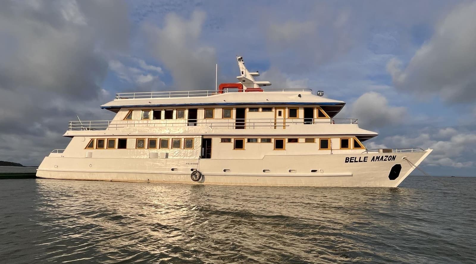 Das wird die nächsten Tage Ihr Zuhause sein. Hätte schlechter kommen können. Das mehrstöckige Flusskreuzfahrtschiff Belle Amazon liegt ruhig auf dem Wasser unter bewölktem Himmel