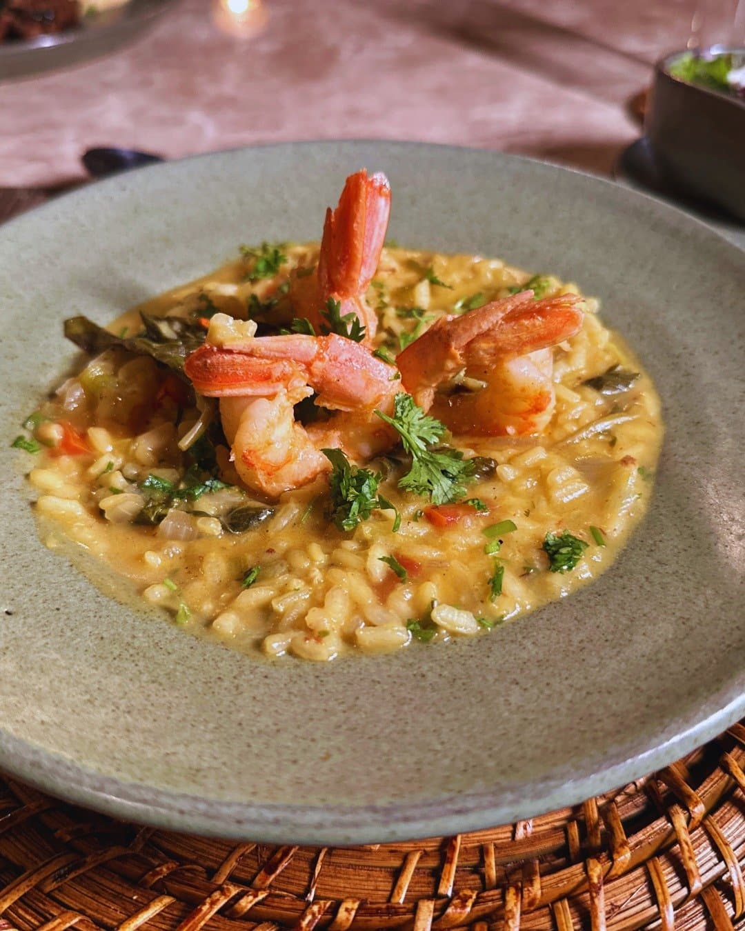 Dschungel-Abend, der mit einem ordentlichen Risotto endet. Gut so. Cremiges Garnelen-Risotto mit frischen Kräutern in einer Steinzeugschale, serviert beim Abendessen in der Juma Amazon Jungle Lodge