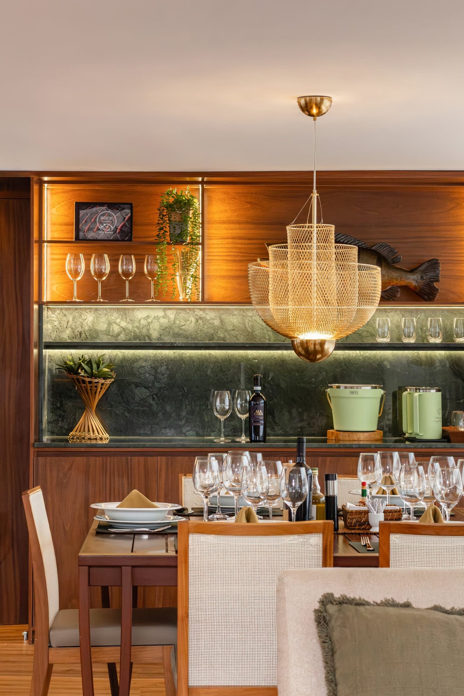 Dinner on the river deserves a proper table, someone here clearly agreed. Photo: STUDIO CREATE Photo 9